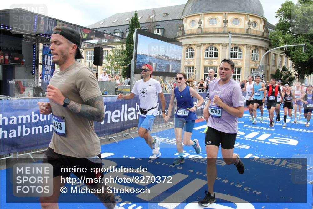 29.06.2025 - hella hamburg halbmarathon Michael Strokosch http://msf.ph/oto/8279372 29.06.2025 10:54:18 Ziel 3103, 3177, 3861, 3898, 6082, 6084, 6443, 7274, 8223, 9791, 11430, 12213, 13033, 13794, 13803, 15169, 15524, 16527, 16574, 16750, 16780, 17087 meine-sportfotos.de