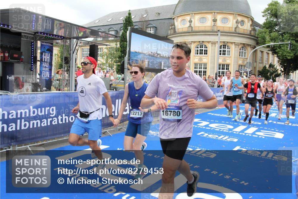 29.06.2025 - hella hamburg halbmarathon Michael Strokosch http://msf.ph/oto/8279453 29.06.2025 10:54:18 Ziel 3103, 3177, 3861, 3898, 6082, 6084, 6443, 7274, 8223, 9791, 11430, 12213, 13033, 13794, 13803, 15169, 15524, 16527, 16574, 16750, 16780, 17087 meine-sportfotos.de