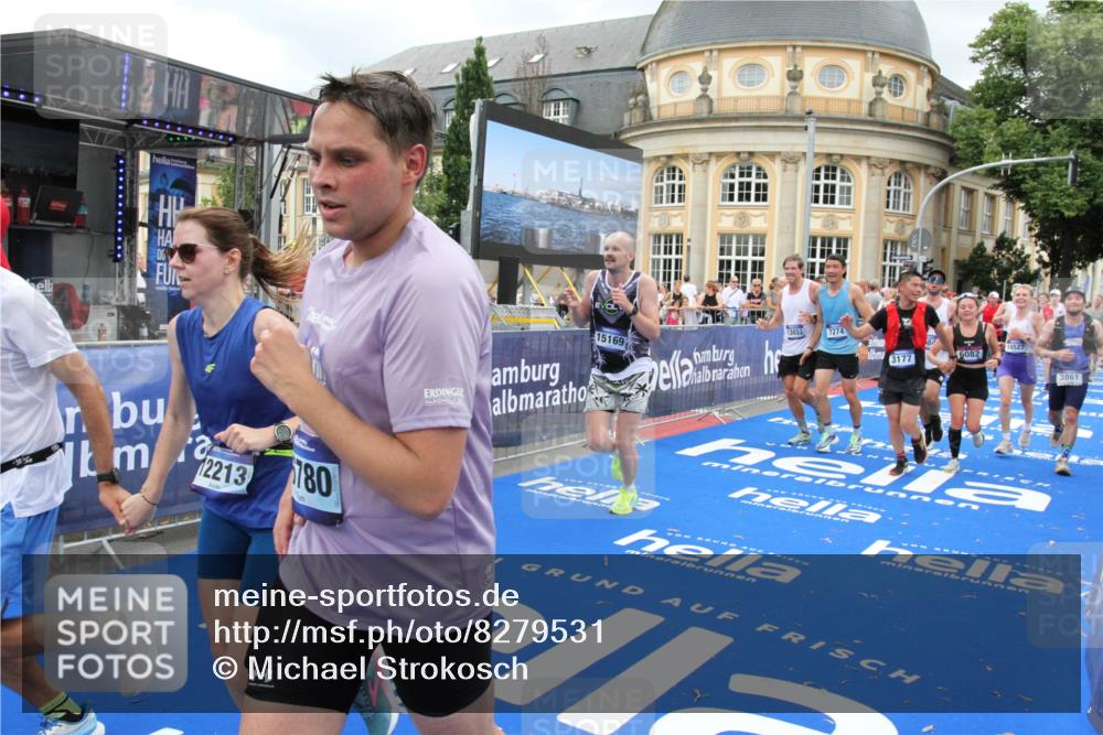 29.06.2025 - hella hamburg halbmarathon Michael Strokosch http://msf.ph/oto/8279531 29.06.2025 10:54:19 Ziel 3103, 3177, 3861, 3898, 6082, 6084, 6443, 7274, 8223, 11430, 12213, 13033, 13803, 15169, 15524, 16527, 16574, 16750, 16780, 16879, 17087 meine-sportfotos.de