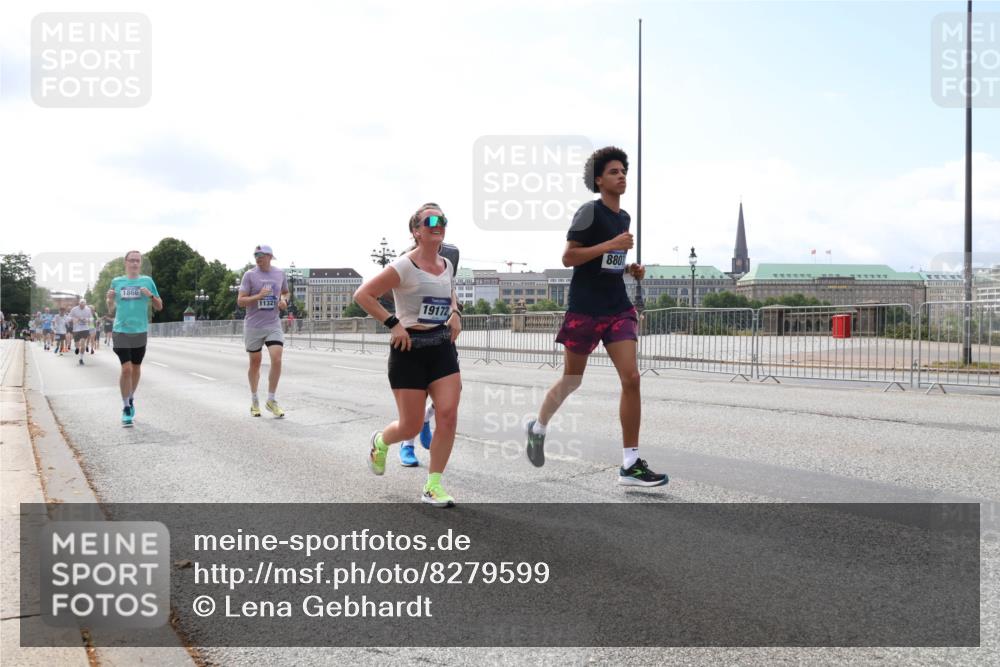 29.06.2025 - hella hamburg halbmarathon Lena Gebhardt http://msf.ph/oto/8279599 29.06.2025 10:11:33 Lombardsbrücke 1328, 1531, 1723, 1866, 1992, 3363, 3837, 4227, 5254, 5379, 5605, 7271, 7571, 8115, 8171, 8206, 8207, 8368, 8561, 8807, 8810, 9119, 9428, 10196, 10372, 10428, 11149, 11321, 11507, 11755, 12286, 12473, 13177, 13203, 13603, 13939, 14008, 14022, 14149, 14384, 15009, 15252, 15797, 15908, 15945, 16383, 17080, 17142, 17638, 17774, 17787, 17866, 18278, 18382, 19172, 19241 meine-sportfotos.de