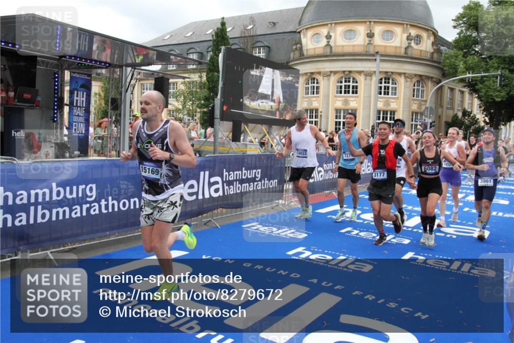 29.06.2025 - hella hamburg halbmarathon Michael Strokosch http://msf.ph/oto/8279672 29.06.2025 10:54:19 Ziel 3103, 3177, 3861, 3898, 6082, 6084, 6443, 7274, 8223, 11430, 12213, 13033, 13803, 15169, 15524, 16527, 16574, 16750, 16780, 16879, 17087 meine-sportfotos.de