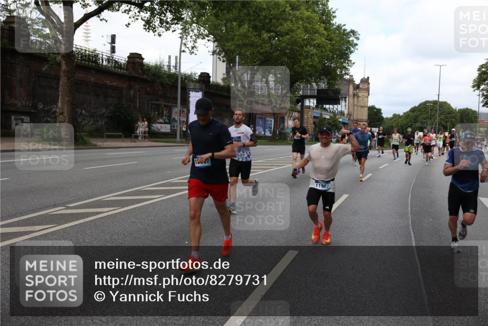 29.06.2025 - hella hamburg halbmarathon Yannick Fuchs http://msf.ph/oto/8279731 29.06.2025 10:37:24 20KM 1353, 1675, 1735, 2653, 4229, 4235, 5011, 5124, 5477, 9364, 9371, 9534, 9833, 10099, 10251, 11177, 11907, 12723, 12839, 13746, 13807, 14226, 14447, 14560, 14813, 15255, 15297, 15301, 15328, 15535, 15706, 15851, 15921, 16333, 16677, 17177, 17733, 17911, 18004, 18274, 18275, 18304, 18632, 18659, 18680, 18987 meine-sportfotos.de