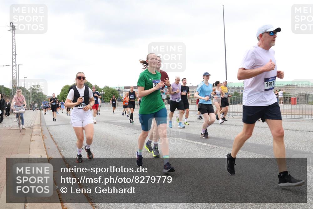 29.06.2025 - hella hamburg halbmarathon Lena Gebhardt http://msf.ph/oto/8279779 29.06.2025 10:54:52 Lombardsbrücke 5882, 12271, 1911, 1198, 1949, 2084, 2244, 2452, 2532, 2566, 2586, 2632, 3002, 3274, 3761, 3795, 3857, 4191, 4192, 4971, 5185, 5216, 5392, 5500, 5727, 5882, 5933, 5993, 6023, 6279, 6395, 6396, 6839, 6944, 6982, 7238, 7986, 8012, 8186, 9130, 9521, 9596, 10109, 10331, 10471, 10686, 11033, 11226, 11287, 11567, 11569, 11737, 11788, 11908, 12147, 12148, 12240, 12268, 12270, 12930, 13272, 13283, 13548, 13944, 13945, 13979, 13980, 14515 meine-sportfotos.de