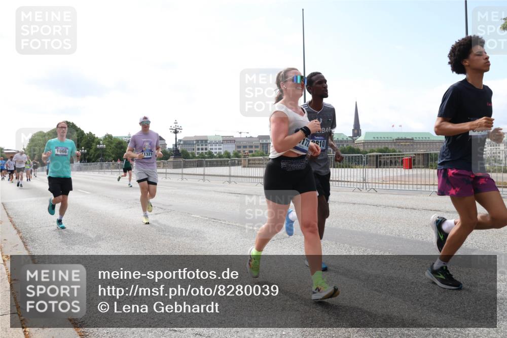 29.06.2025 - hella hamburg halbmarathon Lena Gebhardt http://msf.ph/oto/8280039 29.06.2025 10:11:34 Lombardsbrücke 1328, 1531, 1723, 1866, 1992, 3363, 3837, 4227, 5254, 5379, 5605, 7271, 7571, 8115, 8171, 8206, 8207, 8368, 8561, 8807, 8810, 9119, 9428, 10196, 10372, 10428, 11149, 11321, 11507, 11755, 12286, 12473, 13177, 13203, 13603, 13939, 14008, 14149, 14384, 15009, 15252, 15797, 15908, 15945, 16383, 17080, 17142, 17638, 17774, 17787, 17866, 18278, 18382, 19172, 19241 meine-sportfotos.de