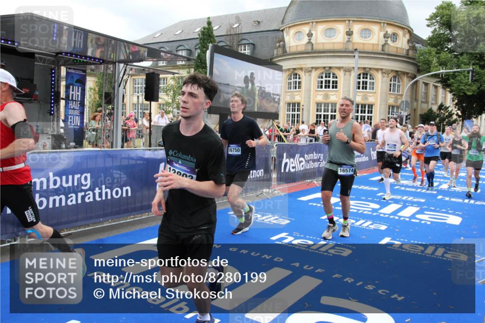 29.06.2025 - hella hamburg halbmarathon Michael Strokosch http://msf.ph/oto/8280199 29.06.2025 10:54:24 Ziel 1267, 1442, 3103, 3426, 3861, 4635, 6511, 6512, 7274, 8223, 8772, 11430, 12362, 13289, 13803, 15946, 16327, 16527, 16574, 16750, 16879, 17087, 17698, 18268 meine-sportfotos.de