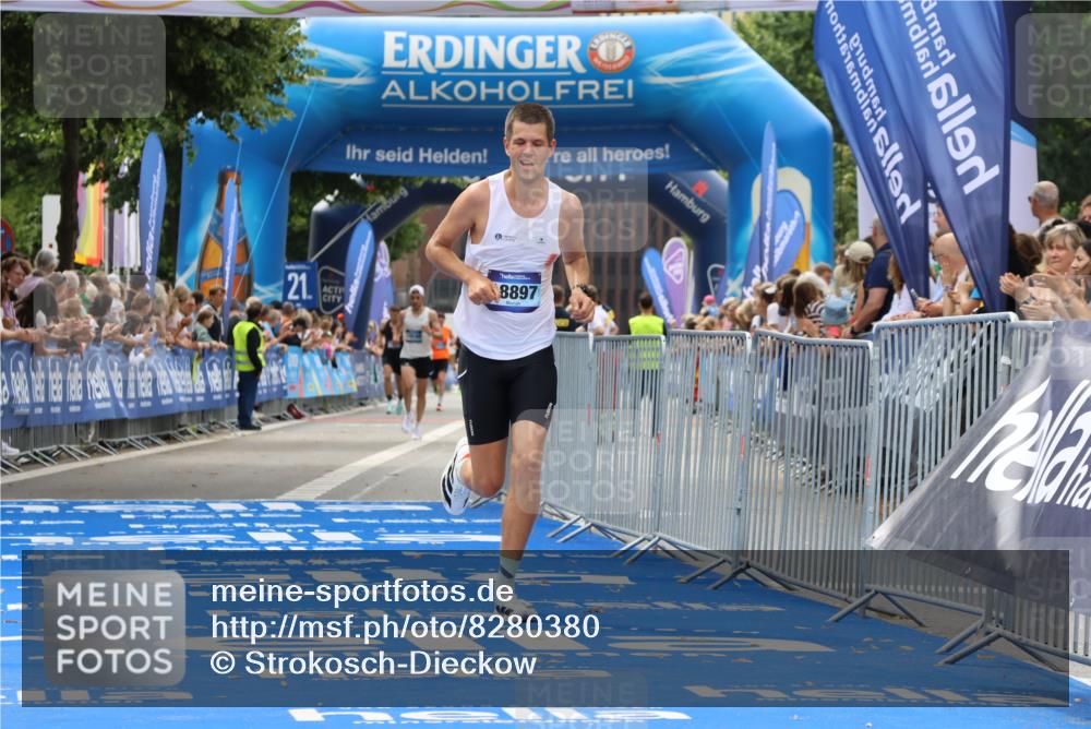 29.06.2025 - hella hamburg halbmarathon Strokosch-Dieckow http://msf.ph/oto/8280380 29.06.2025 10:22:40 Ziel 2618, 3720, 18897 meine-sportfotos.de