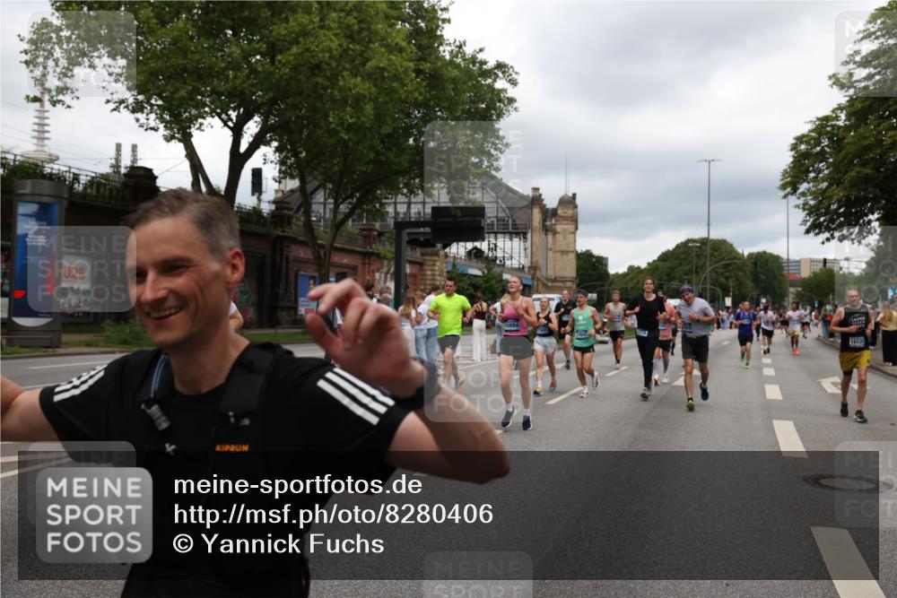 29.06.2025 - hella hamburg halbmarathon Yannick Fuchs http://msf.ph/oto/8280406 29.06.2025 10:49:41 20KM 1179, 1193, 1834, 2612, 3058, 3668, 4951, 5643, 5672, 6569, 6591, 6924, 7147, 7594, 7742, 7976, 8255, 8573, 8639, 9361, 9562, 10582, 11039, 12196, 12545, 13234, 13236, 13474, 14365, 15184, 15484, 15584, 15818, 15884, 16176, 16213, 16375, 16401, 16521, 16786, 17133, 17259, 17615, 17640, 17642, 17734, 17940, 18064, 18212, 18290, 18325, 18340, 18495, 18741, 18746, 18835, 19120, 19152 meine-sportfotos.de