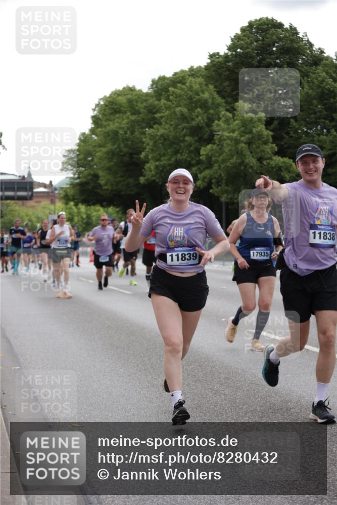 29.06.2025 - hella hamburg halbmarathon Jannik Wohlers http://msf.ph/oto/8280432 29.06.2025 10:35:00 Lombardsbrücke 1717, 1786, 1821, 2001, 2198, 2751, 3828, 3958, 4333, 4703, 4704, 4965, 5240, 5531, 5793, 6029, 6189, 6365, 6381, 6471, 6746, 6859, 8249, 8296, 8567, 9470, 10393, 10531, 10565, 11320, 11359, 11565, 11838, 11839, 11886, 12062, 12326, 12338, 12625, 13414, 13539, 13805, 14392, 14735, 15211, 15601, 15704, 16002, 16010, 16431, 16690, 16710, 17331, 17526, 17689, 17690, 17749, 17883, 17935, 17974, 18054, 18269, 18361, 18375, 18823, 18912, 19061 meine-sportfotos.de