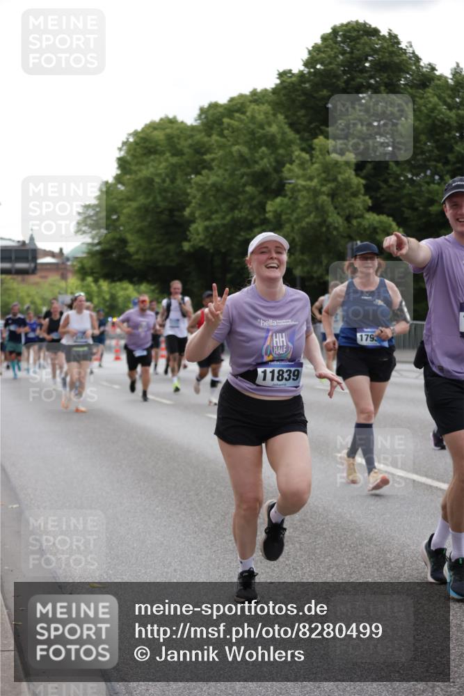 29.06.2025 - hella hamburg halbmarathon Jannik Wohlers http://msf.ph/oto/8280499 29.06.2025 10:35:01 Lombardsbrücke 1717, 1786, 1821, 2001, 2198, 3828, 3958, 4333, 4703, 4704, 4965, 5240, 5531, 5793, 6029, 6365, 6381, 6471, 6746, 6859, 8249, 8296, 8567, 9470, 10393, 10531, 10565, 11320, 11359, 11565, 11838, 11839, 11886, 12062, 12326, 12338, 12625, 12851, 13414, 13539, 13805, 14392, 14735, 15211, 15601, 15704, 16002, 16431, 16690, 16710, 17331, 17526, 17689, 17690, 17749, 17883, 17935, 17974, 17998, 18036, 18054, 18269, 18292, 18361, 18375, 18823, 18912, 19061 meine-sportfotos.de