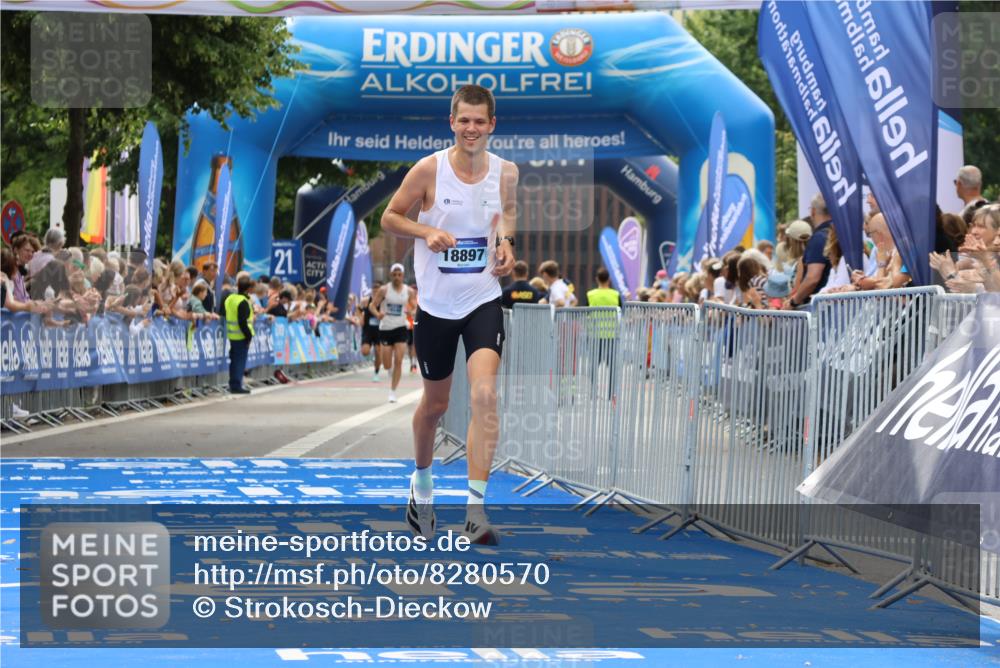 29.06.2025 - hella hamburg halbmarathon Strokosch-Dieckow http://msf.ph/oto/8280570 29.06.2025 10:22:40 Ziel 2618, 3720, 18897 meine-sportfotos.de