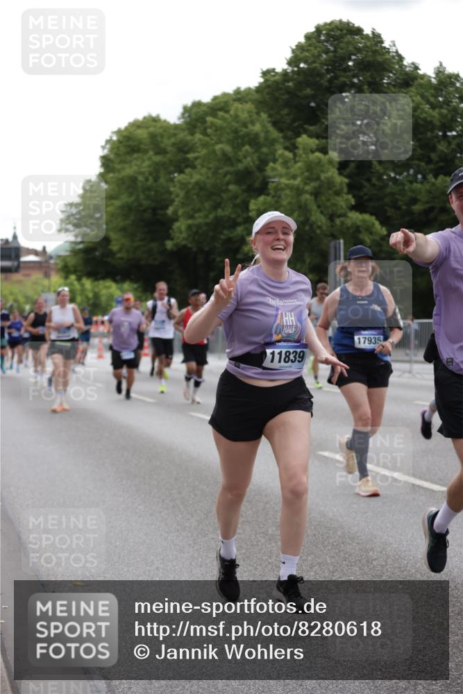 29.06.2025 - hella hamburg halbmarathon Jannik Wohlers http://msf.ph/oto/8280618 29.06.2025 10:35:01 Lombardsbrücke 1717, 1786, 1821, 2001, 2198, 3828, 3958, 4333, 4703, 4704, 4965, 5240, 5531, 5793, 6029, 6365, 6381, 6471, 6746, 6859, 8249, 8296, 8567, 9470, 10393, 10531, 10565, 11320, 11359, 11565, 11838, 11839, 11886, 12062, 12326, 12338, 12625, 12851, 13414, 13539, 13805, 14392, 14735, 15211, 15601, 15704, 16002, 16431, 16690, 16710, 17331, 17526, 17689, 17690, 17749, 17883, 17935, 17974, 17998, 18036, 18054, 18269, 18292, 18361, 18375, 18823, 18912, 19061 meine-sportfotos.de