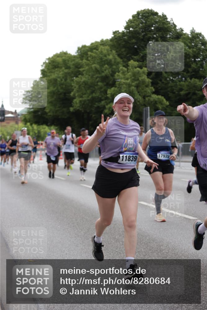 29.06.2025 - hella hamburg halbmarathon Jannik Wohlers http://msf.ph/oto/8280684 29.06.2025 10:35:01 Lombardsbrücke 1717, 1786, 1821, 2001, 2198, 3828, 3958, 4333, 4703, 4704, 4965, 5240, 5531, 5793, 6029, 6365, 6381, 6471, 6746, 6859, 8249, 8296, 8567, 9470, 10393, 10531, 10565, 11320, 11359, 11565, 11838, 11839, 11886, 12062, 12326, 12338, 12625, 12851, 13414, 13539, 13805, 14392, 14735, 15211, 15601, 15704, 16002, 16431, 16690, 16710, 17331, 17526, 17689, 17690, 17749, 17883, 17935, 17974, 17998, 18036, 18054, 18269, 18292, 18361, 18375, 18823, 18912, 19061 meine-sportfotos.de