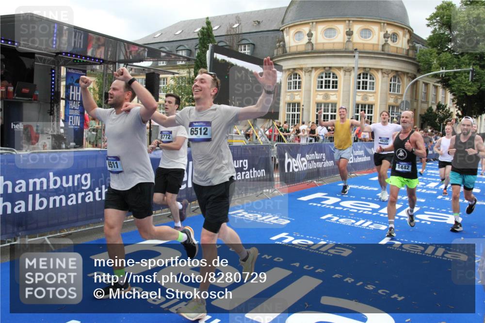 29.06.2025 - hella hamburg halbmarathon Michael Strokosch http://msf.ph/oto/8280729 29.06.2025 10:54:28 Ziel 1267, 1442, 3426, 4635, 4868, 6511, 6512, 7129, 8772, 11009, 11797, 11799, 12321, 12362, 13289, 15946, 16327, 16879, 17698, 18268, 19067 meine-sportfotos.de