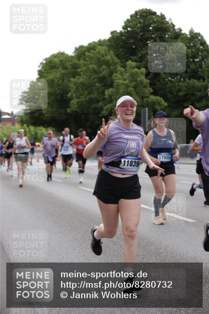 29.06.2025 - hella hamburg halbmarathon Jannik Wohlers http://msf.ph/oto/8280732 29.06.2025 10:35:01 Lombardsbrücke 1717, 1786, 1821, 2001, 2198, 3828, 3958, 4333, 4703, 4704, 4965, 5240, 5531, 5793, 6029, 6365, 6381, 6471, 6746, 6859, 8249, 8296, 8567, 9470, 10393, 10531, 10565, 11320, 11359, 11565, 11838, 11839, 11886, 12062, 12326, 12338, 12625, 12851, 13414, 13539, 13805, 14392, 14735, 15211, 15601, 15704, 16002, 16431, 16690, 16710, 17331, 17526, 17689, 17690, 17749, 17883, 17935, 17974, 17998, 18036, 18054, 18269, 18292, 18361, 18375, 18823, 18912, 19061 meine-sportfotos.de