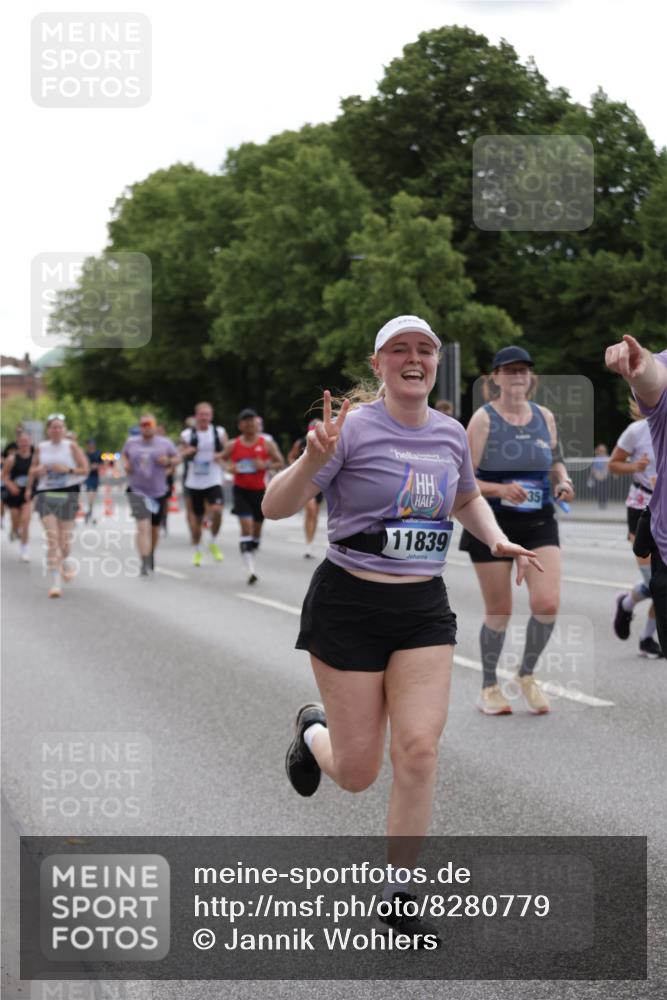 29.06.2025 - hella hamburg halbmarathon Jannik Wohlers http://msf.ph/oto/8280779 29.06.2025 10:35:01 Lombardsbrücke 1717, 1786, 1821, 2001, 2198, 3828, 3958, 4333, 4703, 4704, 4965, 5240, 5531, 5793, 6029, 6365, 6381, 6471, 6746, 6859, 8249, 8296, 8567, 9470, 10393, 10531, 10565, 11320, 11359, 11565, 11838, 11839, 11886, 12062, 12326, 12338, 12625, 12851, 13414, 13539, 13805, 14392, 14735, 15211, 15601, 15704, 16002, 16431, 16690, 16710, 17331, 17526, 17689, 17690, 17749, 17883, 17935, 17974, 17998, 18036, 18054, 18269, 18292, 18361, 18375, 18823, 18912, 19061 meine-sportfotos.de