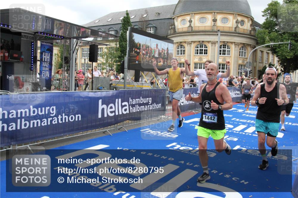 29.06.2025 - hella hamburg halbmarathon Michael Strokosch http://msf.ph/oto/8280795 29.06.2025 10:54:29 Ziel 1267, 1442, 3426, 3794, 4635, 4868, 6511, 6512, 7129, 8772, 11009, 11797, 11799, 12321, 12362, 13289, 15146, 15946, 16327, 17698, 18268, 19067 meine-sportfotos.de