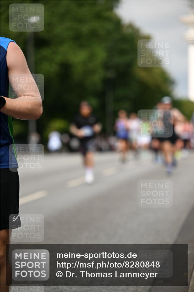 29.06.2025 - hella hamburg halbmarathon Dr. Thomas Lammeyer http://msf.ph/oto/8280848 29.06.2025 10:15:47 Kennedybrücke 1062, 1790, 2661, 3746, 3837, 5254, 6966, 7370, 7474, 7571, 8368, 9119, 9254, 10042, 10428 meine-sportfotos.de