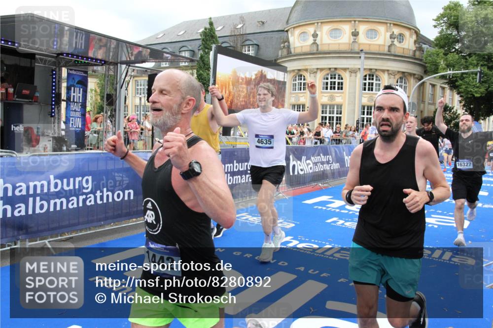 29.06.2025 - hella hamburg halbmarathon Michael Strokosch http://msf.ph/oto/8280892 29.06.2025 10:54:30 Ziel 1442, 3426, 3794, 4635, 4868, 6511, 6512, 7129, 8772, 11009, 11797, 11799, 12321, 12362, 15146, 16327, 19067 meine-sportfotos.de