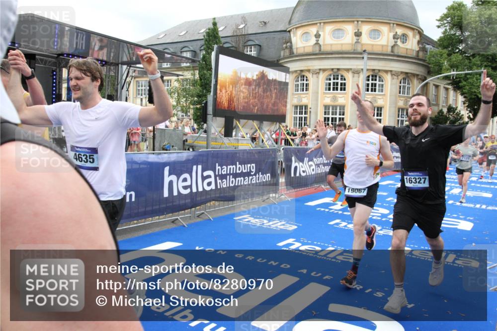 29.06.2025 - hella hamburg halbmarathon Michael Strokosch http://msf.ph/oto/8280970 29.06.2025 10:54:31 Ziel 1442, 3426, 3794, 4635, 4868, 6511, 7129, 8772, 8798, 11009, 11797, 11799, 12321, 12362, 12607, 15146, 16327, 19067 meine-sportfotos.de