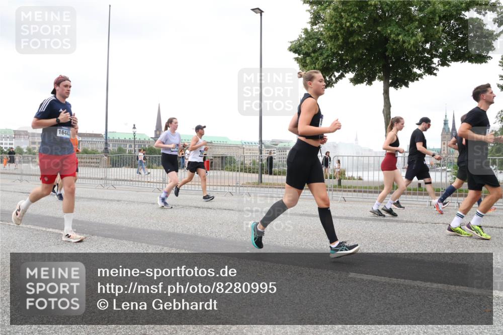 29.06.2025 - hella hamburg halbmarathon Lena Gebhardt http://msf.ph/oto/8280995 29.06.2025 10:54:56 Lombardsbrücke 16443, 1013, 1198, 2084, 2090, 2244, 2452, 2532, 2566, 2586, 2632, 3002, 3274, 3761, 3795, 4039, 4191, 4192, 4971, 5185, 5216, 5392, 5500, 5727, 5882, 5993, 6023, 6279, 6395, 6396, 6839, 6944, 6982, 7219, 7238, 7766, 7986, 8012, 8186, 8403, 8519, 9521, 9596, 10109, 10331, 10458, 10471, 10686, 11033, 11226, 11287, 11567, 11569, 11737, 11788, 11908, 12147, 12148, 12240, 12268, 12270, 12930, 13272, 13283, 13548, 13944, 13945, 13979, 13980, 14515 meine-sportfotos.de