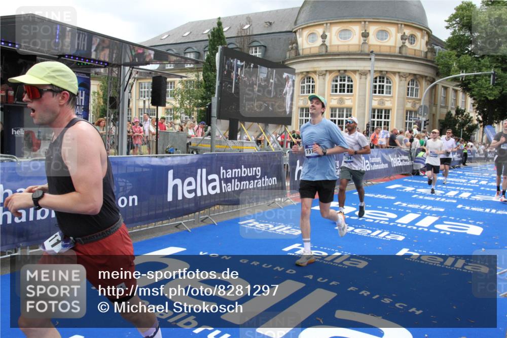 29.06.2025 - hella hamburg halbmarathon Michael Strokosch http://msf.ph/oto/8281297 29.06.2025 10:54:35 Ziel 2474, 3794, 4868, 5259, 7129, 8798, 10040, 10368, 10376, 11797, 11799, 12607, 15146 meine-sportfotos.de