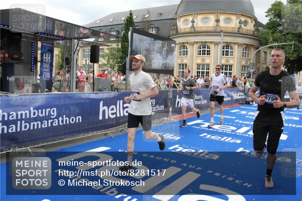 29.06.2025 - hella hamburg halbmarathon Michael Strokosch http://msf.ph/oto/8281517 29.06.2025 10:54:38 Ziel 2474, 3794, 5259, 8798, 9012, 10040, 10368, 10376, 12607, 15146 meine-sportfotos.de