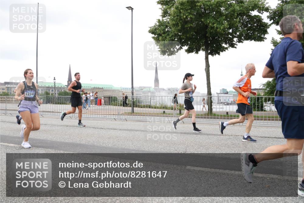 29.06.2025 - hella hamburg halbmarathon Lena Gebhardt http://msf.ph/oto/8281647 29.06.2025 10:54:59 Lombardsbrücke 12240, 1013, 1198, 2084, 2090, 2244, 2452, 2566, 2586, 2632, 3002, 3274, 4039, 4191, 4192, 5185, 5392, 5500, 5727, 5882, 5993, 6395, 6396, 6839, 6944, 6982, 7219, 7238, 7766, 7986, 8012, 8186, 8403, 8519, 9521, 9596, 10109, 10331, 10458, 10471, 10686, 11033, 11226, 11287, 11567, 11569, 11737, 11788, 11908, 12147, 12148, 12240, 12268, 12270, 12930, 13098, 13272, 13283, 13548, 13944, 13945, 13979, 13980, 14515, 15160 meine-sportfotos.de