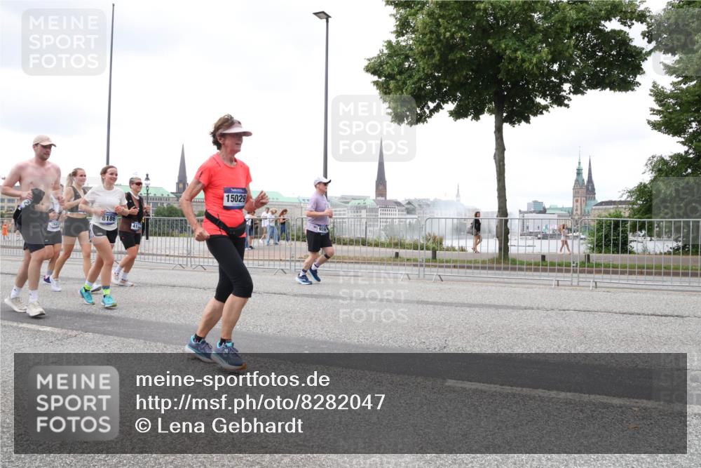 29.06.2025 - hella hamburg halbmarathon Lena Gebhardt http://msf.ph/oto/8282047 29.06.2025 10:55:02 Lombardsbrücke 18372, 8186, 41, 15029, 1013, 1198, 2084, 2090, 2452, 2566, 2586, 2632, 3002, 3274, 4039, 4191, 4192, 4628, 5040, 5392, 5500, 5727, 5882, 6395, 6396, 6839, 6944, 6982, 7219, 7238, 7766, 8012, 8186, 8403, 8519, 9521, 9596, 10109, 10331, 10458, 10471, 10686, 11033, 11226, 11287, 11567, 11569, 11737, 11788, 11908, 12147, 12148, 12240, 12268, 12270, 13098, 13230, 13272, 13283, 13548, 13944, 13945, 13979, 13980, 14515, 15152, 15160 meine-sportfotos.de