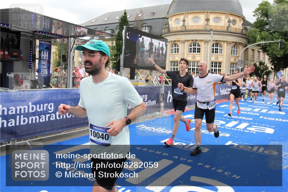 29.06.2025 - hella hamburg halbmarathon Michael Strokosch http://msf.ph/oto/8282059 29.06.2025 10:54:42 Ziel 1125, 1496, 3310, 5259, 7478, 8449, 9012, 10040, 10368, 10376, 12489, 14239, 15389, 15408, 15584, 17231, 17765, 19000 meine-sportfotos.de