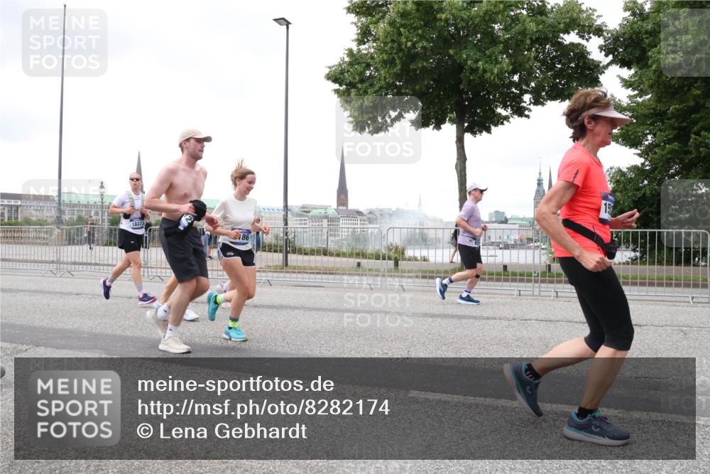 29.06.2025 - hella hamburg halbmarathon Lena Gebhardt http://msf.ph/oto/8282174 29.06.2025 10:55:03 Lombardsbrücke 18372, 86, 15, 1013, 1198, 2084, 2090, 2452, 2566, 2586, 2632, 3002, 3157, 3274, 3577, 4039, 4191, 4192, 4628, 5040, 5392, 5500, 5727, 5882, 6395, 6396, 6839, 6944, 6982, 7219, 7238, 7766, 8012, 8186, 8403, 8519, 9521, 9596, 10109, 10331, 10458, 10471, 10686, 11033, 11226, 11287, 11567, 11569, 11737, 11788, 11908, 12147, 12148, 12240, 12268, 12270, 13098, 13230, 13272, 13283, 13548, 13944, 13945, 13979, 13980, 14515, 15152, 15160 meine-sportfotos.de