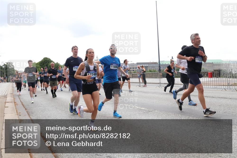 29.06.2025 - hella hamburg halbmarathon Lena Gebhardt http://msf.ph/oto/8282182 29.06.2025 10:35:22 Lombardsbrücke 11646, 13414, 175, 17749, 11886, 11233, 1284, 1497, 1717, 1786, 1821, 1849, 2001, 2198, 2376, 2751, 2787, 3409, 3828, 3958, 4333, 4564, 4703, 4704, 4884, 4965, 5027, 5147, 5240, 5531, 5793, 6029, 6189, 6365, 6379, 6381, 6397, 6471, 6746, 6803, 6859, 6867, 7267, 7299, 7382, 7927, 8249, 8296, 8567, 9248, 9342, 9470, 9803, 9806, 10358, 10393, 10464, 10531, 10565, 10606, 10652, 11233, 11320, 11359, 11565, 11838, 11839, 11886, 12026, 12062, 12326 meine-sportfotos.de