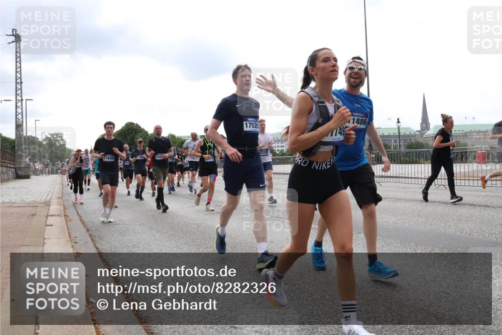 29.06.2025 - hella hamburg halbmarathon Lena Gebhardt http://msf.ph/oto/8282326 29.06.2025 10:35:22 Lombardsbrücke 11646, 11356, 1341, 17526, 1749, 1886, 12338, 1284, 1497, 1717, 1786, 1821, 1849, 2001, 2198, 2376, 2751, 2787, 3409, 3828, 3958, 4333, 4564, 4703, 4704, 4884, 4965, 5027, 5147, 5240, 5531, 5793, 6029, 6189, 6365, 6379, 6381, 6397, 6471, 6746, 6803, 6859, 6867, 7267, 7299, 7382, 7927, 8249, 8296, 8567, 9248, 9342, 9470, 9803, 9806, 10358, 10393, 10464, 10531, 10565, 10606, 10652, 11233, 11320, 11359, 11565, 11838, 11839, 11886, 12026, 12062, 12326 meine-sportfotos.de