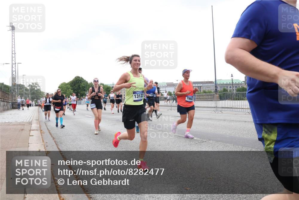 29.06.2025 - hella hamburg halbmarathon Lena Gebhardt http://msf.ph/oto/8282477 29.06.2025 10:46:31 Lombardsbrücke 1371, 1375, 1429, 1465, 1532, 1608, 1837, 1999, 2162, 2423, 2500, 2697, 2773, 2813, 2951, 3277, 3406, 3407, 3410, 3469, 3734, 4119, 4202, 4296, 4342, 4355, 4448, 4604, 5697, 5700, 5703, 5854, 6068, 6124, 6161, 6392, 6740, 7303, 7364, 7368, 7374, 7412, 7767, 7827, 7894, 7960, 7983, 8047, 8477, 8551, 8700, 9129, 9337, 9445, 9691, 10153, 10230, 11358, 11361, 11876, 11910, 12298, 12333, 12507, 12522, 13969, 14261, 15852, 16882, 16987 meine-sportfotos.de