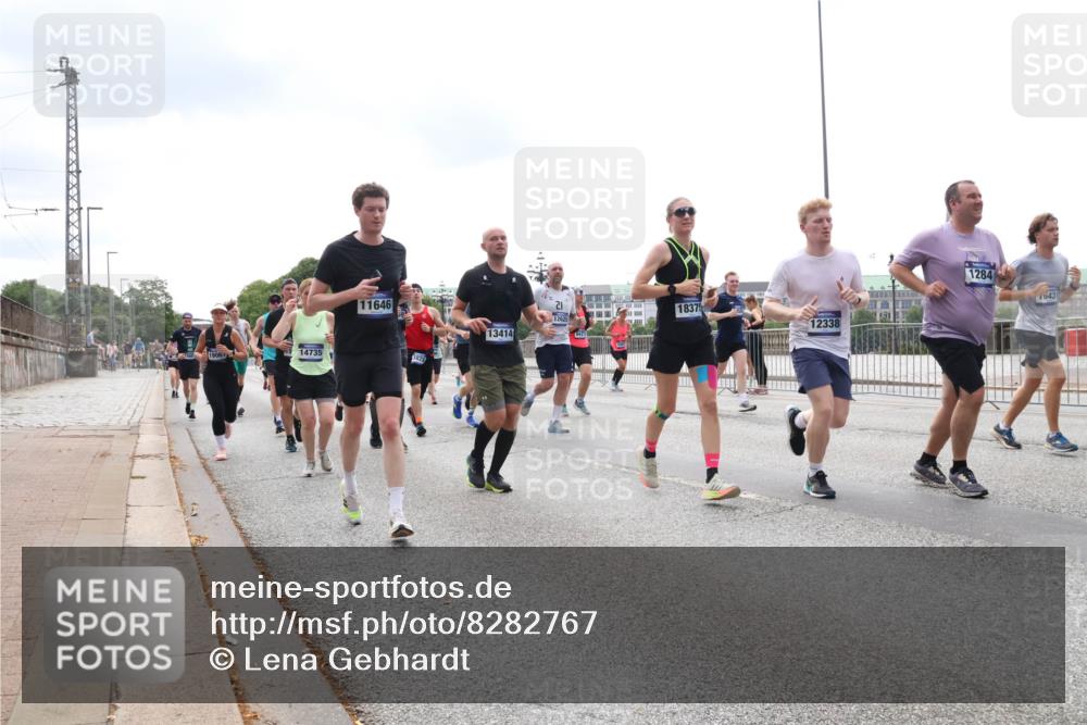 29.06.2025 - hella hamburg halbmarathon Lena Gebhardt http://msf.ph/oto/8282767 29.06.2025 10:35:24 Lombardsbrücke 14735, 11646, 1820, 13414, 18375, 12625, 12338, 1284, 6431, 1284, 1497, 1717, 1730, 1786, 1821, 1849, 2001, 2198, 2376, 2425, 2751, 2787, 3409, 3828, 3958, 4333, 4564, 4703, 4704, 4965, 5027, 5147, 5240, 5531, 5793, 6029, 6189, 6365, 6381, 6397, 6471, 6746, 6803, 6859, 6867, 7267, 7382, 7927, 8249, 8296, 8567, 9248, 9342, 9470, 9803, 9806, 10358, 10393, 10464, 10531, 10565, 10606, 10652, 11233, 11320, 11359, 11565, 11838, 11839, 11886, 12026, 12062, 12326 meine-sportfotos.de