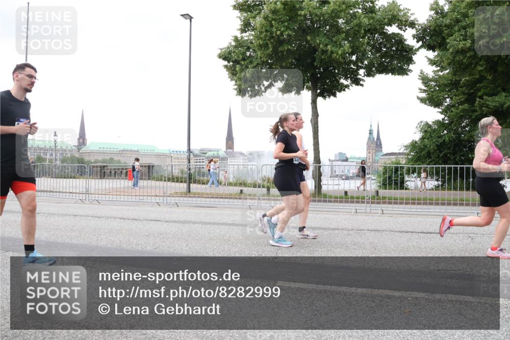 29.06.2025 - hella hamburg halbmarathon Lena Gebhardt http://msf.ph/oto/8282999 29.06.2025 10:55:06 Lombardsbrücke 1013, 1198, 2084, 2090, 2452, 2566, 2632, 3002, 3115, 3157, 3274, 3577, 4039, 4191, 4192, 4628, 5040, 5392, 5483, 5500, 5727, 5882, 6395, 6396, 6839, 6944, 6982, 7219, 7238, 7766, 8012, 8186, 8403, 8519, 9521, 9596, 10109, 10331, 10458, 10471, 10686, 11033, 11109, 11226, 11287, 11737, 11788, 11908, 12147, 12148, 12240, 12268, 12270, 13098, 13230, 13272, 13283, 13548, 13944, 13945, 13979, 13980, 14515, 15152, 15160, 16385 meine-sportfotos.de