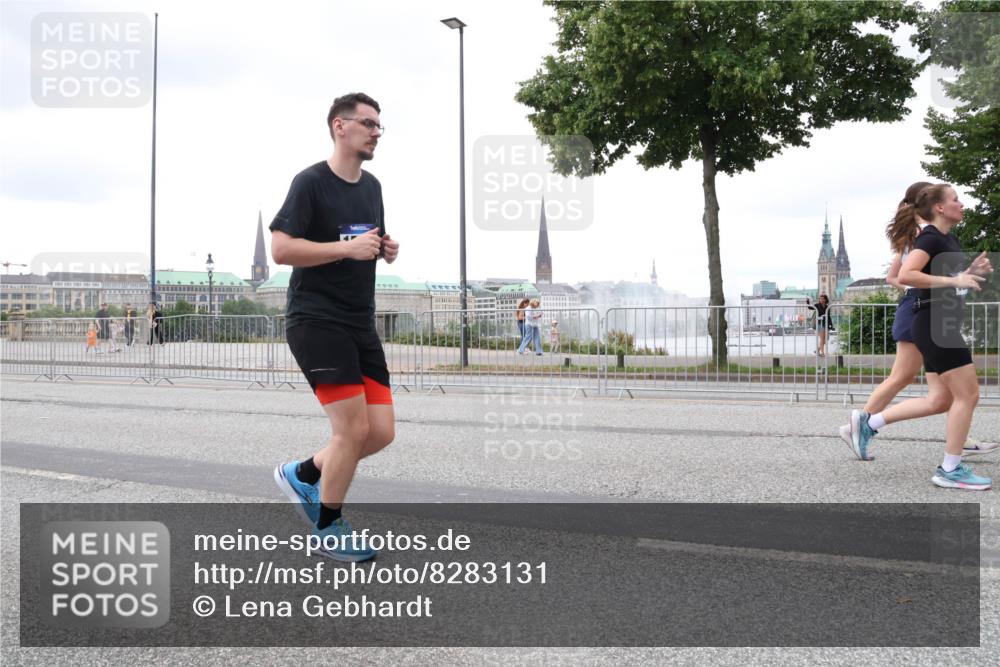 29.06.2025 - hella hamburg halbmarathon Lena Gebhardt http://msf.ph/oto/8283131 29.06.2025 10:55:07 Lombardsbrücke 1013, 1198, 2084, 2090, 2452, 2566, 2632, 3002, 3115, 3157, 3274, 3577, 4039, 4191, 4192, 4628, 5040, 5392, 5483, 5500, 5727, 5882, 6395, 6396, 6839, 6944, 6982, 7219, 7238, 7680, 7766, 8012, 8186, 8403, 8519, 9521, 9596, 10109, 10331, 10458, 10471, 10686, 11033, 11109, 11226, 11287, 11737, 11788, 11908, 12147, 12148, 12240, 12268, 12270, 13098, 13230, 13272, 13283, 13548, 13944, 13945, 13979, 13980, 14515, 14727, 15152, 15160, 16385 meine-sportfotos.de