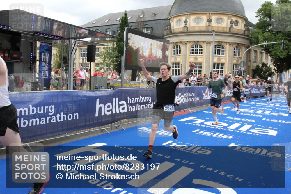 29.06.2025 - hella hamburg halbmarathon Michael Strokosch http://msf.ph/oto/8283197 29.06.2025 10:54:52 Ziel 1506, 2029, 2561, 4231, 6587, 9227, 10044, 12186, 13147, 14660, 17261 meine-sportfotos.de
