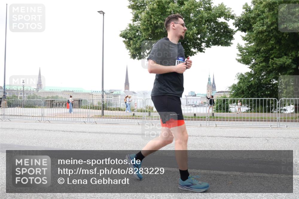 29.06.2025 - hella hamburg halbmarathon Lena Gebhardt http://msf.ph/oto/8283229 29.06.2025 10:55:08 Lombardsbrücke 1013, 1198, 2084, 2090, 2452, 2566, 2632, 3002, 3115, 3157, 3274, 3577, 4039, 4191, 4192, 4628, 5040, 5392, 5483, 5500, 5727, 5882, 6395, 6396, 6839, 6944, 6982, 7219, 7238, 7680, 7766, 8012, 8186, 8403, 8519, 9521, 9596, 10109, 10331, 10458, 10471, 10686, 10885, 11033, 11109, 11226, 11287, 11737, 11788, 11908, 12147, 12148, 12240, 12268, 12270, 13098, 13230, 13272, 13283, 13548, 13944, 13945, 13979, 13980, 14515, 14727, 15152, 15160, 16385 meine-sportfotos.de
