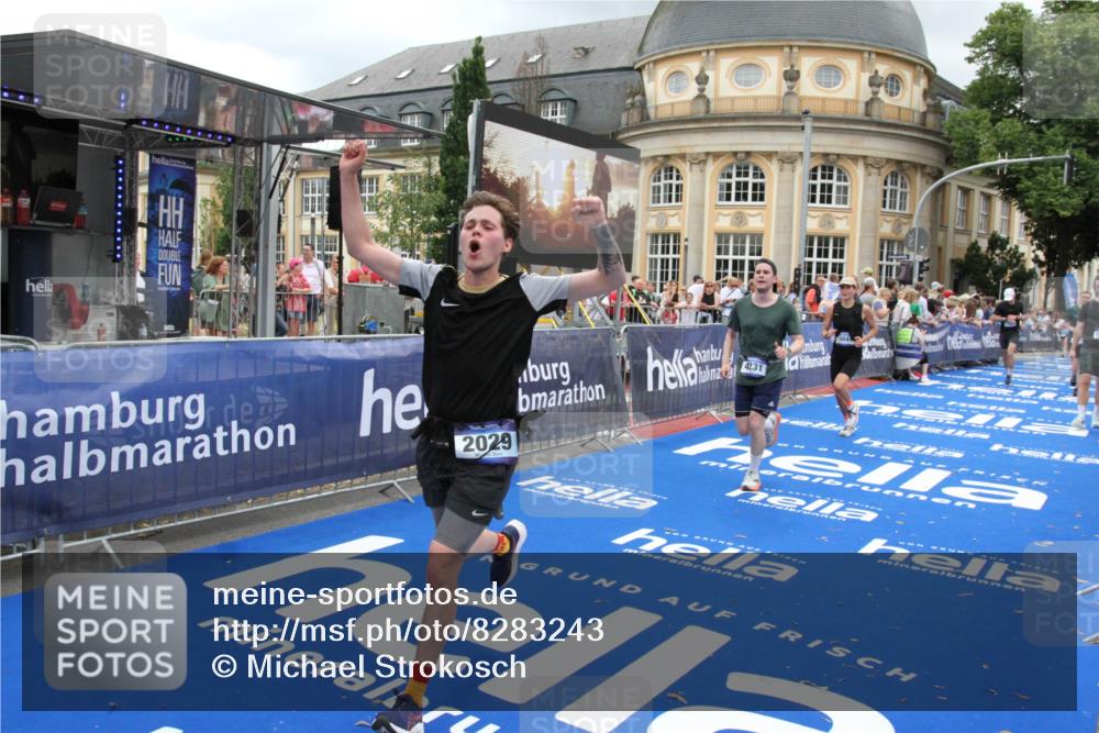 29.06.2025 - hella hamburg halbmarathon Michael Strokosch http://msf.ph/oto/8283243 29.06.2025 10:54:52 Ziel 1506, 2029, 2561, 4231, 6587, 9227, 10044, 12186, 13147, 14660, 17261 meine-sportfotos.de
