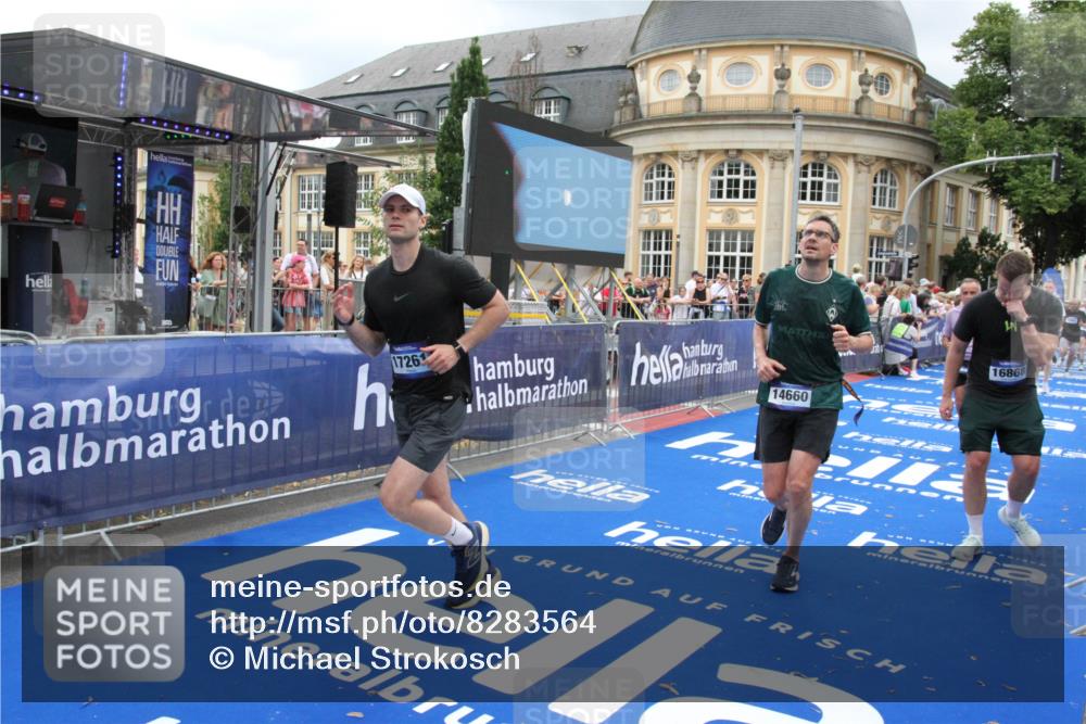 29.06.2025 - hella hamburg halbmarathon Michael Strokosch http://msf.ph/oto/8283564 29.06.2025 10:54:57 Ziel 1327, 1506, 6994, 8514, 10266, 13988, 14638, 14660, 14845, 15156, 16047, 16623, 16868, 17261, 18325 meine-sportfotos.de