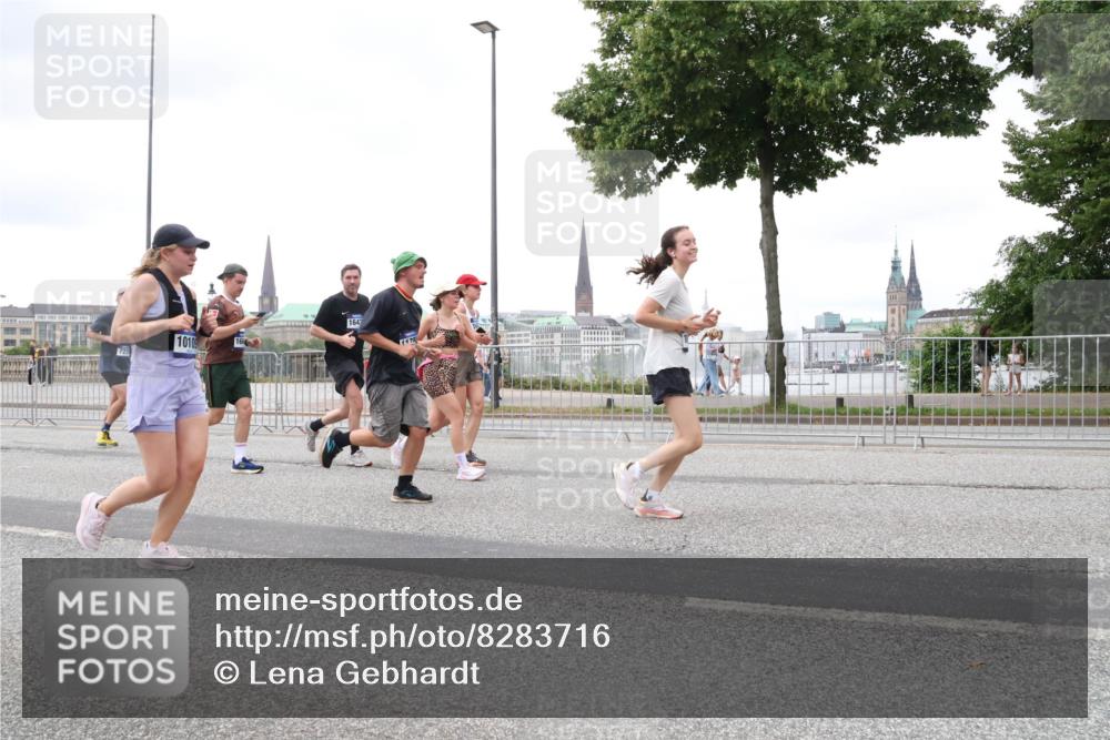 29.06.2025 - hella hamburg halbmarathon Lena Gebhardt http://msf.ph/oto/8283716 29.06.2025 10:55:11 Lombardsbrücke 1010, 166, 1642, 1013, 1198, 1917, 2090, 2452, 2566, 2632, 3002, 3115, 3157, 3274, 3577, 4039, 4191, 4192, 4628, 5040, 5392, 5483, 5500, 5727, 5882, 6395, 6396, 6839, 6944, 6982, 7219, 7238, 7680, 7766, 8012, 8186, 8403, 8519, 9521, 9596, 10109, 10331, 10458, 10686, 10885, 11109, 11226, 11287, 11737, 11788, 11908, 12147, 12148, 12240, 12268, 12270, 13098, 13230, 13283, 13548, 13944, 13945, 13979, 13980, 14515, 14727, 15152, 15160, 16385 meine-sportfotos.de