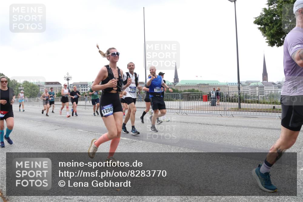 29.06.2025 - hella hamburg halbmarathon Lena Gebhardt http://msf.ph/oto/8283770 29.06.2025 10:46:33 Lombardsbrücke 1371, 1375, 1429, 1465, 1532, 1608, 1837, 1999, 2162, 2320, 2423, 2500, 2697, 2773, 2813, 2951, 3277, 3406, 3407, 3410, 3469, 3734, 4119, 4202, 4296, 4342, 4355, 4448, 4604, 5697, 5700, 5854, 6068, 6124, 6161, 6392, 6740, 7303, 7364, 7368, 7374, 7412, 7767, 7827, 7960, 7983, 8047, 8477, 8551, 8553, 8700, 9129, 9337, 9445, 9691, 10153, 10230, 11361, 11876, 11910, 12298, 12333, 12507, 12522, 13969, 14261, 15852, 16882, 16987 meine-sportfotos.de