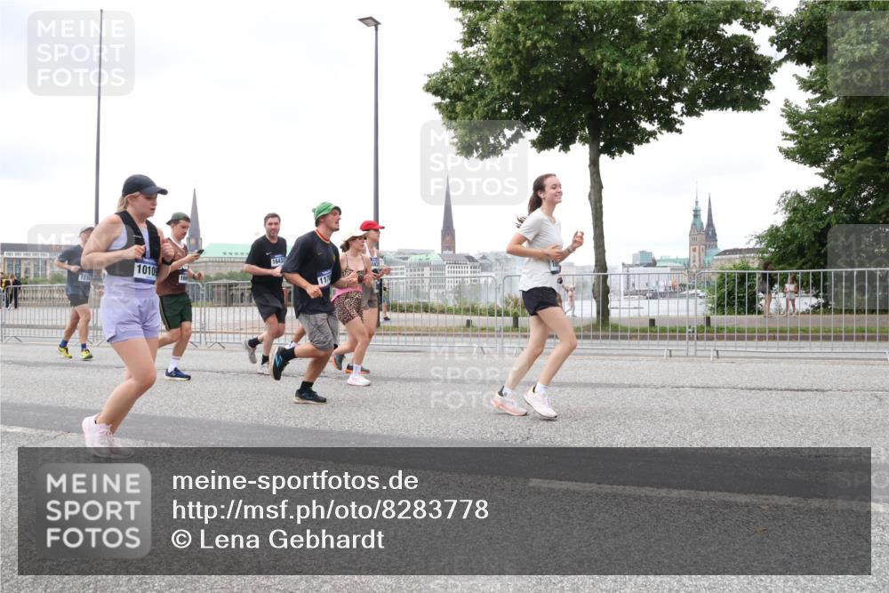 29.06.2025 - hella hamburg halbmarathon Lena Gebhardt http://msf.ph/oto/8283778 29.06.2025 10:55:11 Lombardsbrücke 1010, 16433, 117, 1013, 1198, 1917, 2090, 2452, 2566, 2632, 3002, 3115, 3157, 3274, 3577, 4039, 4191, 4192, 4628, 5040, 5392, 5483, 5500, 5727, 5882, 6395, 6396, 6839, 6944, 6982, 7219, 7238, 7680, 7766, 8012, 8186, 8403, 8519, 9521, 9596, 10109, 10331, 10458, 10686, 10885, 11109, 11226, 11287, 11737, 11788, 11908, 12147, 12148, 12240, 12268, 12270, 13098, 13230, 13283, 13548, 13944, 13945, 13979, 13980, 14515, 14727, 15152, 15160, 16385 meine-sportfotos.de
