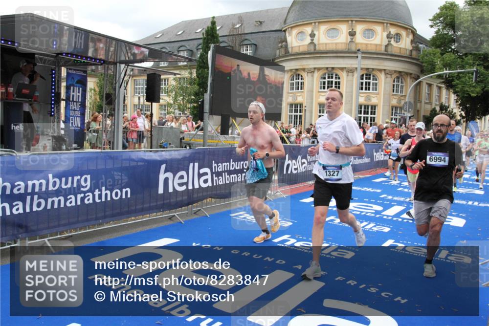 29.06.2025 - hella hamburg halbmarathon Michael Strokosch http://msf.ph/oto/8283847 29.06.2025 10:55:01 Ziel 1327, 3652, 4249, 4616, 4938, 5020, 6433, 6994, 8514, 8698, 10266, 13988, 14638, 14845, 15126, 15156, 15879, 16047, 16623, 16868, 18181, 18325 meine-sportfotos.de