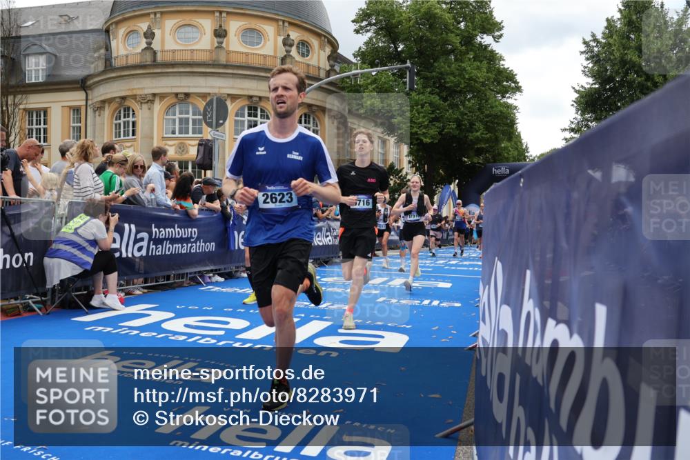 29.06.2025 - hella hamburg halbmarathon Strokosch-Dieckow http://msf.ph/oto/8283971 29.06.2025 10:47:14 Ziel 2623, 2864, 4093, 5024, 6134, 6168, 6203, 6373, 6716, 7480, 7908, 10208, 10211, 11518, 13007, 13672, 13782, 14722, 15611, 15684, 16089, 16286, 17718, 17915, 18856 meine-sportfotos.de