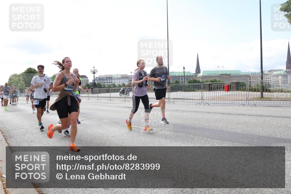 29.06.2025 - hella hamburg halbmarathon Lena Gebhardt http://msf.ph/oto/8283999 29.06.2025 10:11:44 Lombardsbrücke 1328, 1531, 1723, 1866, 1992, 3363, 3837, 4227, 5379, 5605, 7571, 8115, 8206, 8207, 8368, 8807, 8810, 9119, 9191, 9428, 10042, 10372, 10409, 10428, 11321, 11507, 11537, 11755, 11917, 12286, 12473, 13177, 13203, 13542, 13603, 13939, 13958, 14008, 14149, 14384, 15797, 15945, 16383, 17080, 17638, 17774, 17787, 17866, 18261, 18278, 18382, 18395, 19172 meine-sportfotos.de