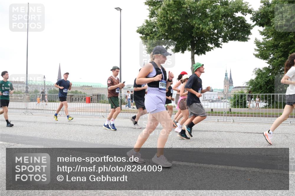 29.06.2025 - hella hamburg halbmarathon Lena Gebhardt http://msf.ph/oto/8284009 29.06.2025 10:55:12 Lombardsbrücke 15782, 166, 16, 1010, 1013, 1917, 2090, 2452, 2566, 2632, 3002, 3115, 3157, 3274, 3577, 4039, 4191, 4192, 4628, 5040, 5392, 5483, 5500, 5727, 5882, 6395, 6396, 6839, 6944, 7219, 7238, 7680, 7766, 8012, 8186, 8403, 8519, 9596, 10109, 10458, 10686, 10885, 11109, 11226, 11737, 11788, 11908, 12147, 12148, 12240, 12268, 12270, 13098, 13230, 13283, 13548, 13944, 13945, 13979, 13980, 14515, 14727, 15152, 15160, 16385 meine-sportfotos.de