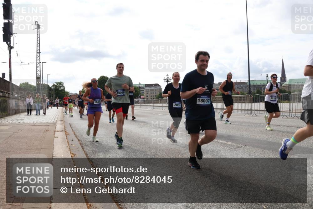 29.06.2025 - hella hamburg halbmarathon Lena Gebhardt http://msf.ph/oto/8284045 29.06.2025 10:20:44 Lombardsbrücke 5625, 18908, 4280, 2053, 18007, 1110, 1011, 1046, 1069, 1471, 1474, 2053, 2101, 2325, 2478, 2834, 2923, 2945, 3247, 3434, 3733, 3781, 3813, 3842, 4082, 4154, 4166, 4288, 4350, 4422, 4754, 4869, 5041, 5181, 5625, 5831, 5937, 6608, 6951, 7018, 7101, 7131, 8025, 8113, 8588, 8724, 8940, 9005, 9011, 9136, 9236, 9722, 9873, 9981, 10041, 10050, 10350, 10414, 10585, 10595, 10613, 10647, 10754, 11100, 11145, 11603, 11835, 11995, 12694, 12844 meine-sportfotos.de