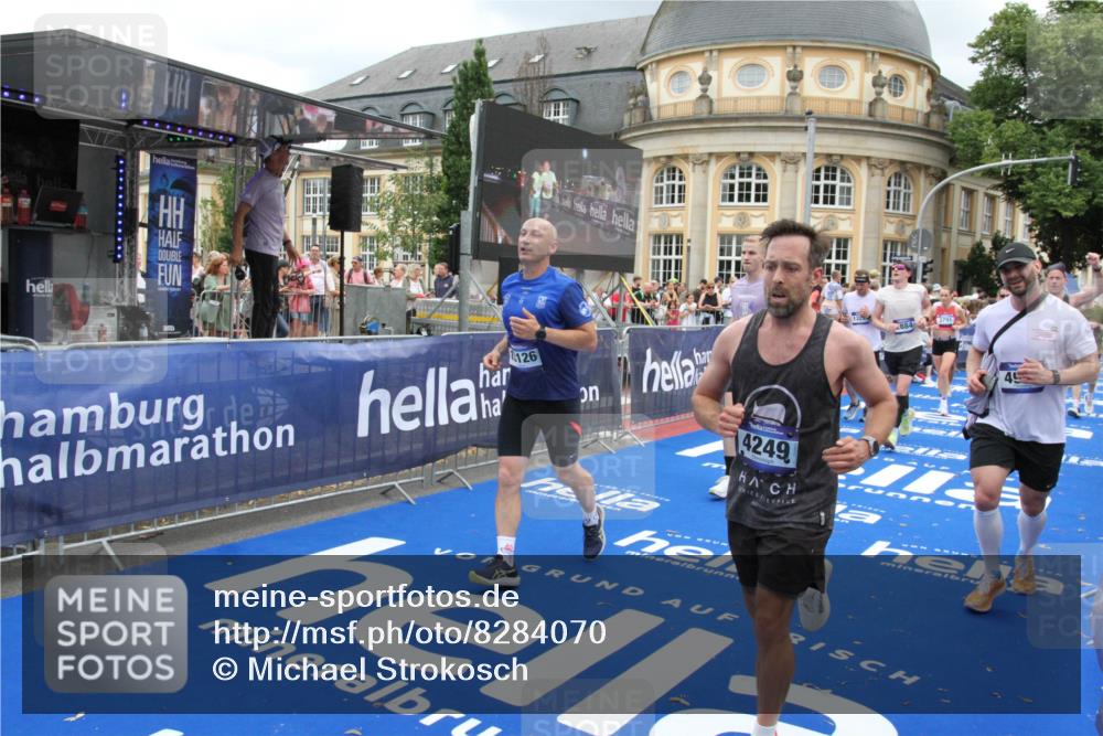 29.06.2025 - hella hamburg halbmarathon Michael Strokosch http://msf.ph/oto/8284070 29.06.2025 10:55:07 Ziel 2884, 3652, 3791, 3945, 4249, 4616, 4938, 5020, 6433, 8691, 8698, 9060, 9380, 11333, 11976, 12961, 13297, 14750, 14948, 15126, 15879, 16630, 17803, 17842, 18181 meine-sportfotos.de