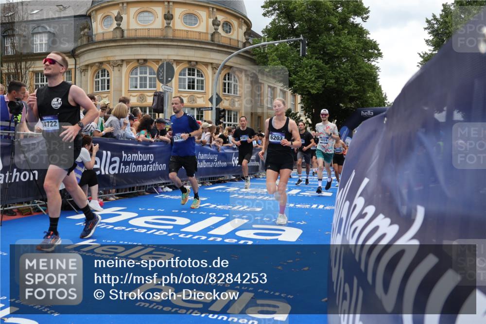 29.06.2025 - hella hamburg halbmarathon Strokosch-Dieckow http://msf.ph/oto/8284253 29.06.2025 10:47:22 Ziel 51, 1012, 1592, 2274, 2839, 2864, 2869, 2953, 3304, 5024, 5532, 5650, 6134, 6168, 6203, 8693, 8852, 9305, 10423, 11021, 11077, 11491, 11518, 13672, 13782, 14722, 15350, 15611, 15923, 16089, 16286, 16819, 17846, 17905, 18758, 18856, 18974 meine-sportfotos.de